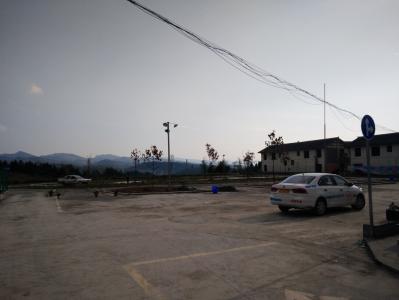 學(xué)員駕駛教練車在練習(xí)場上練習(xí)